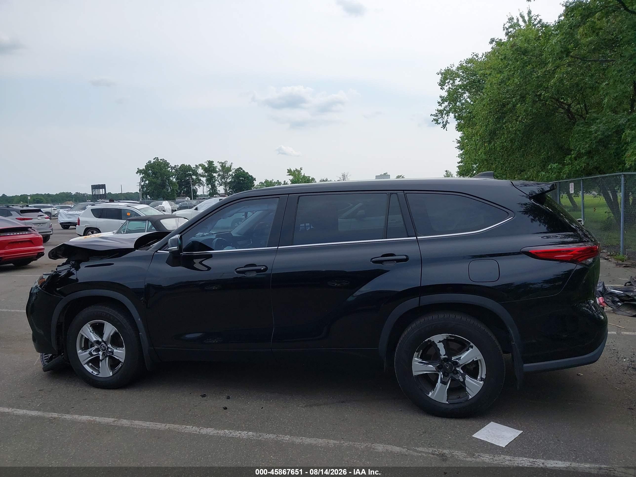 2022 TOYOTA HIGHLANDER LE