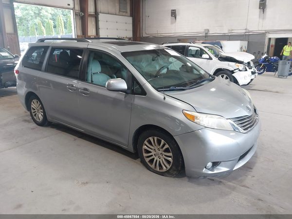 2013 TOYOTA SIENNA XLE V6 8 PASSENGER — I1