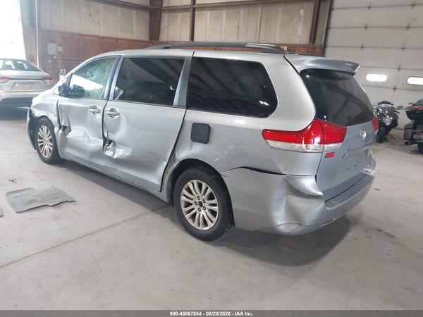 2013 TOYOTA SIENNA XLE V6 8 PASSENGER — I3