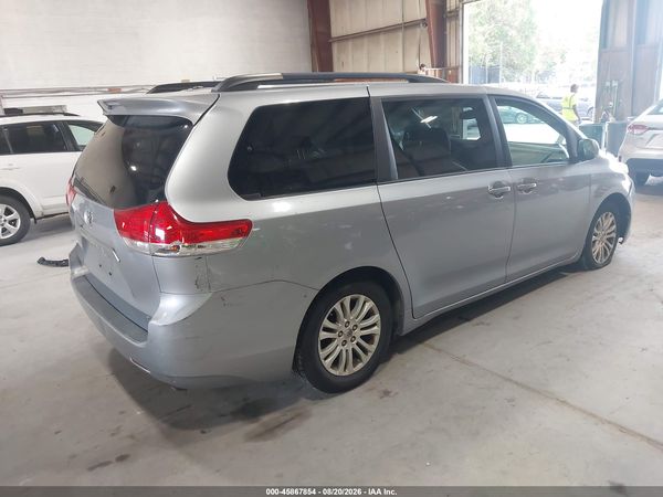 2013 TOYOTA SIENNA — I4
