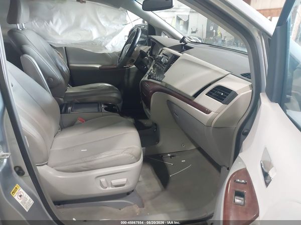 2013 TOYOTA SIENNA XLE V6 8 PASSENGER — I5