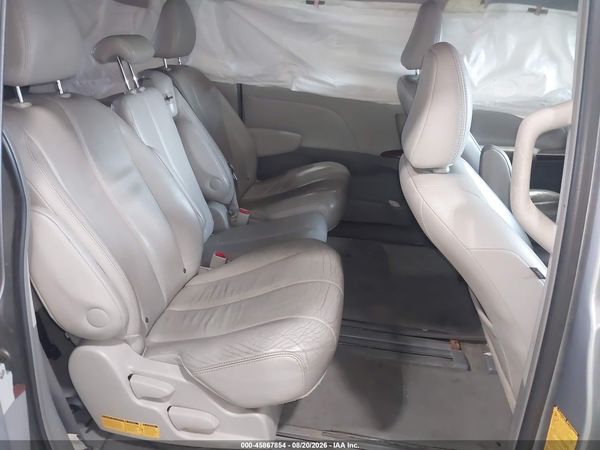 2013 TOYOTA SIENNA XLE V6 8 PASSENGER — I8