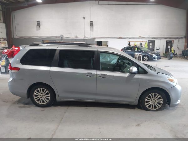2013 TOYOTA SIENNA XLE V6 8 PASSENGER — I116