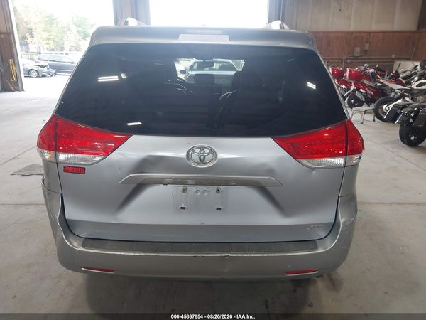 2013 TOYOTA SIENNA XLE V6 8 PASSENGER — I119