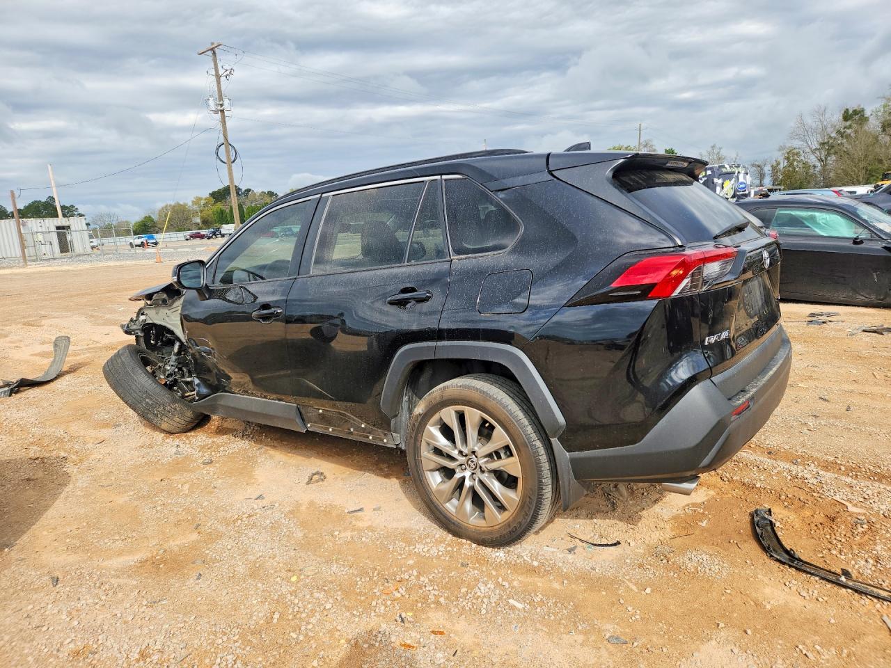 2022 TOYOTA RAV4 XLE Premium