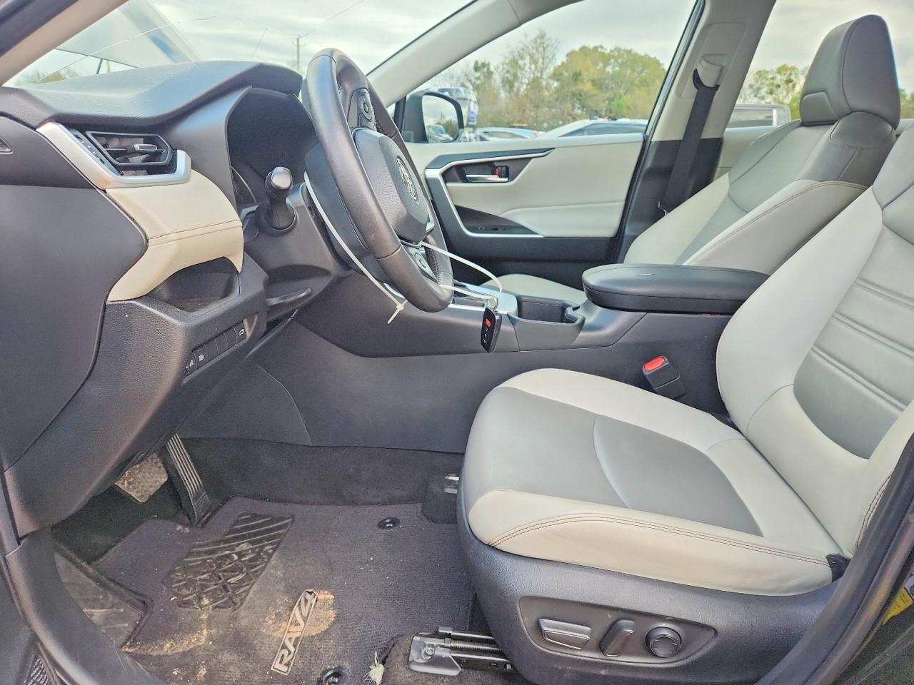 2022 TOYOTA RAV4 XLE Premium