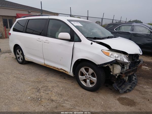 2013 TOYOTA SIENNA LE V6 8 PASSENGER — I1