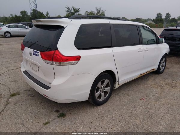 2013 TOYOTA SIENNA LE V6 8 PASSENGER — I4