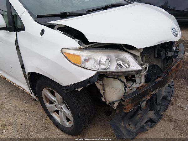 2013 TOYOTA SIENNA LE V6 8 PASSENGER — I6