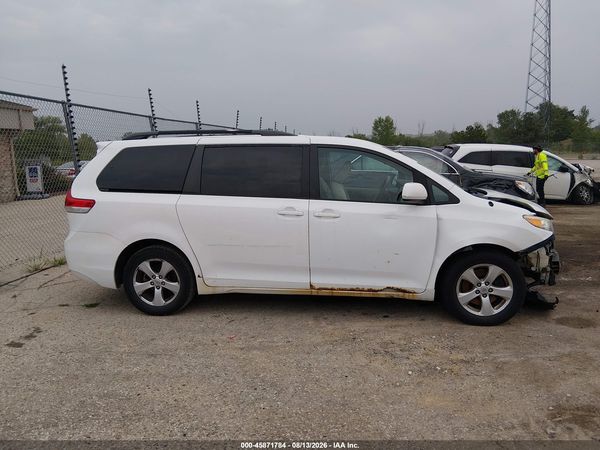 2013 TOYOTA SIENNA LE V6 8 PASSENGER — I116