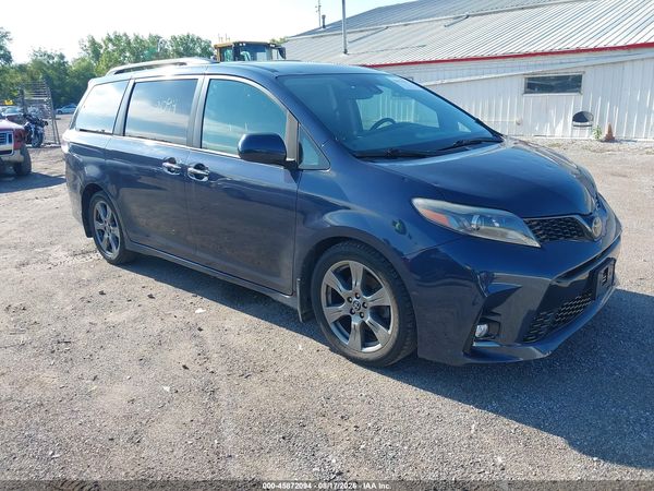 2018 TOYOTA SIENNA SE PREMIUM 8 PASSENGER — I1