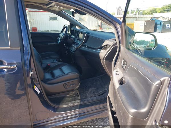 2018 TOYOTA SIENNA SE PREMIUM 8 PASSENGER — I5