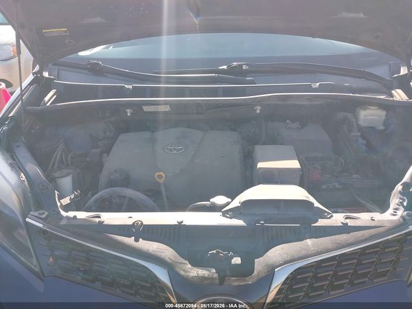 2018 TOYOTA SIENNA SE PREMIUM 8 PASSENGER — I10