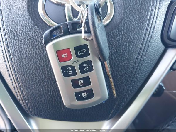 2018 TOYOTA SIENNA SE PREMIUM 8 PASSENGER — I11