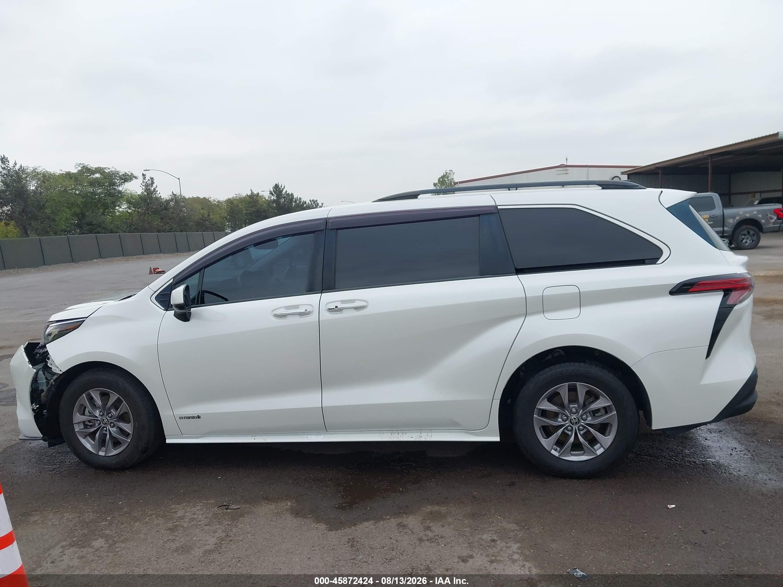 2021 TOYOTA SIENNA XLE