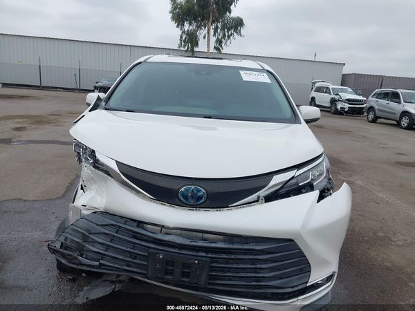 2021 TOYOTA SIENNA XLE