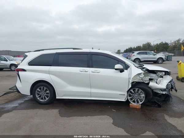 2021 TOYOTA SIENNA XLE