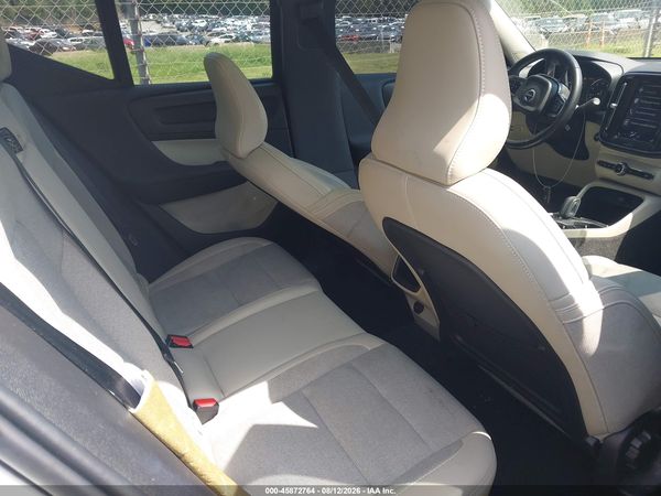 2020 VOLVO XC40 T5 MOMENTUM
