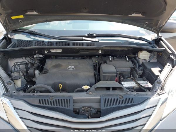 2014 TOYOTA SIENNA XLE V6 8 PASSENGER