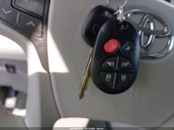 2014 TOYOTA SIENNA XLE V6 8 PASSENGER