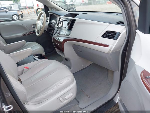 2014 TOYOTA SIENNA XLE V6 8 PASSENGER