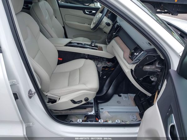 2022 VOLVO XC60 B5 MOMENTUM