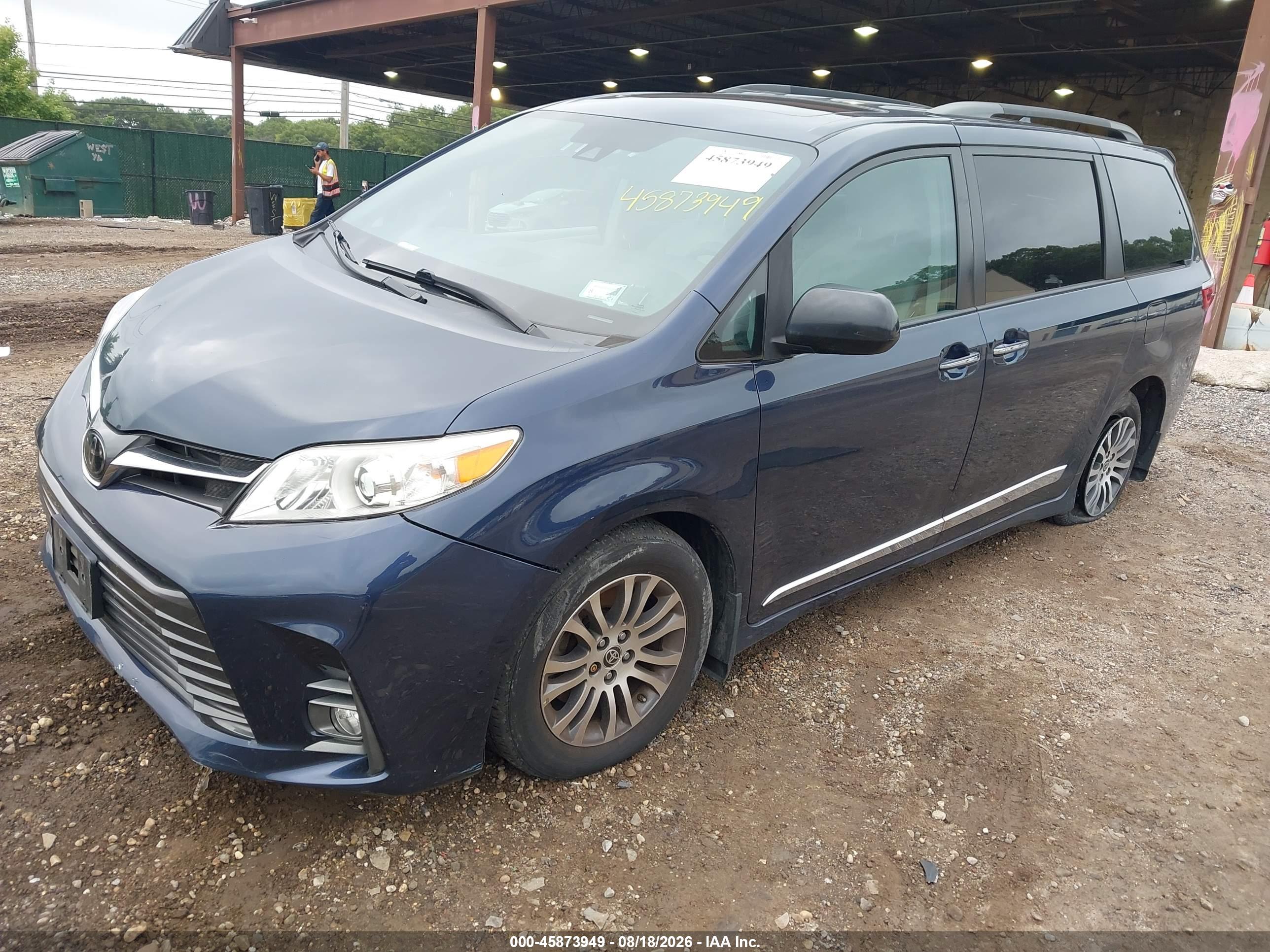 2020 TOYOTA SIENNA XLE — I2