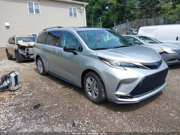 2022 TOYOTA SIENNA XSE