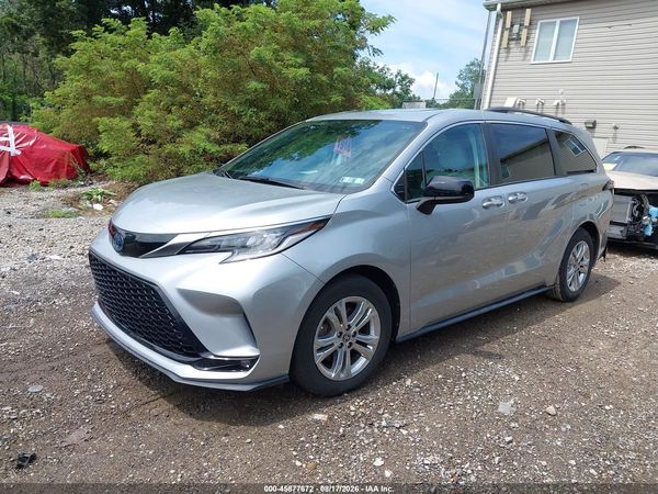 2022 TOYOTA SIENNA XSE