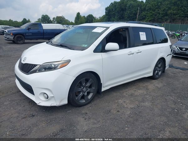 2016 TOYOTA SIENNA SE PREMIUM 8 PASSENGER