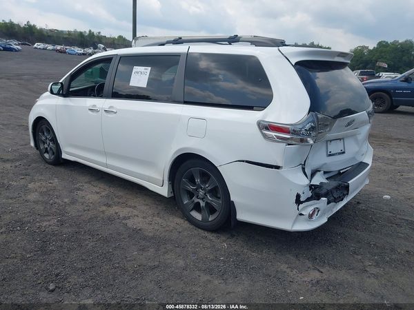 2016 TOYOTA SIENNA SE PREMIUM 8 PASSENGER