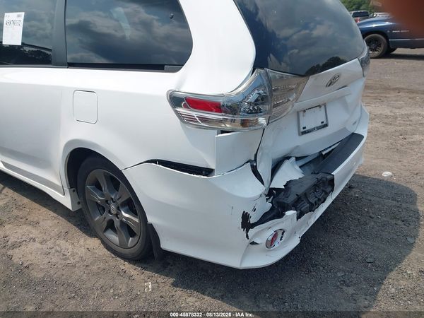 2016 TOYOTA SIENNA SE PREMIUM 8 PASSENGER