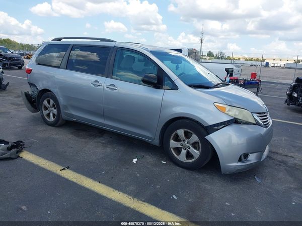 2015 TOYOTA SIENNA LE 8 PASSENGER