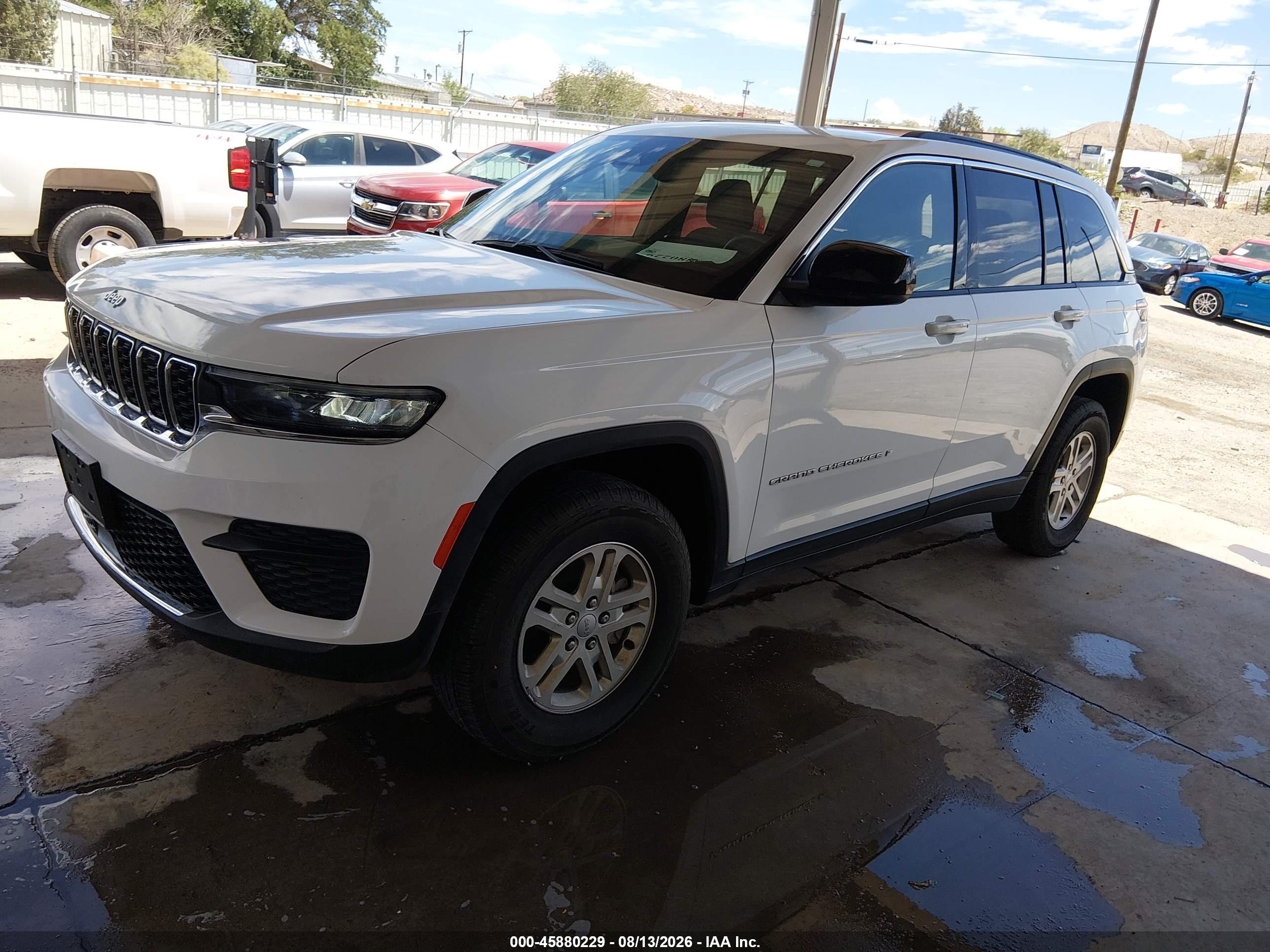 2024 JEEP GRAND CHEROKEE LAREDO 4X4 — I2