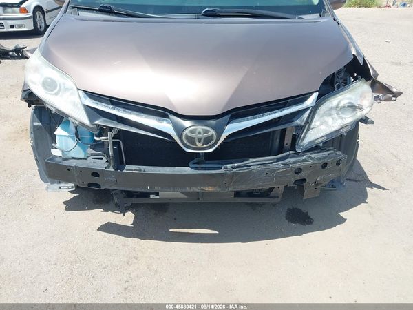 2018 TOYOTA SIENNA LE 8 PASSENGER