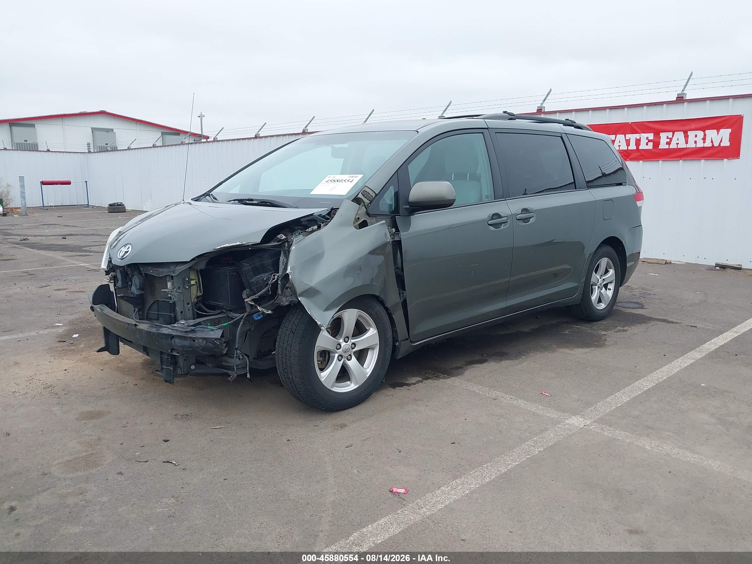 2013 TOYOTA SIENNA LE V6 8 PASSENGER — I2