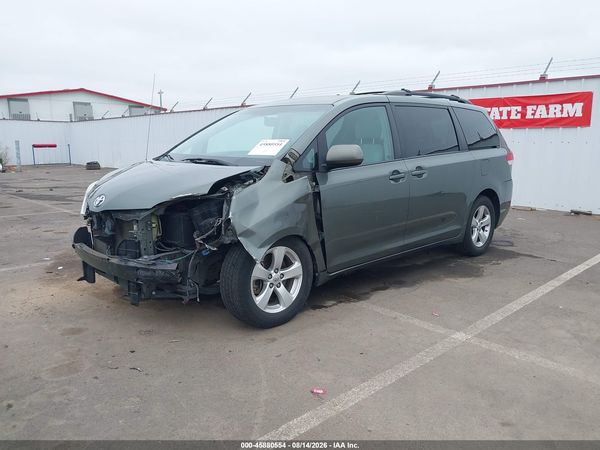 2013 TOYOTA SIENNA — I2