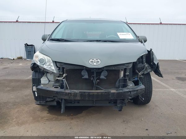 2013 TOYOTA SIENNA LE V6 8 PASSENGER — I6