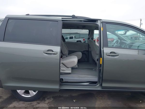 2013 TOYOTA SIENNA LE V6 8 PASSENGER — I8