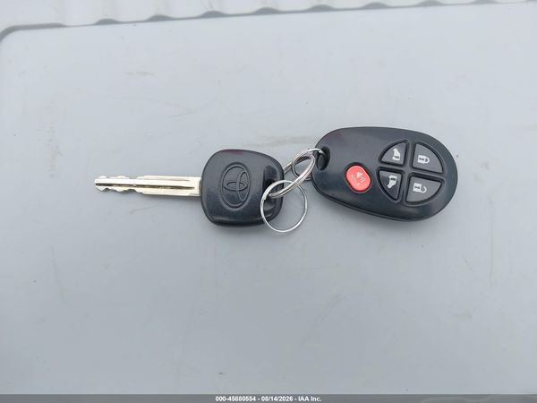 2013 TOYOTA SIENNA LE V6 8 PASSENGER — I11