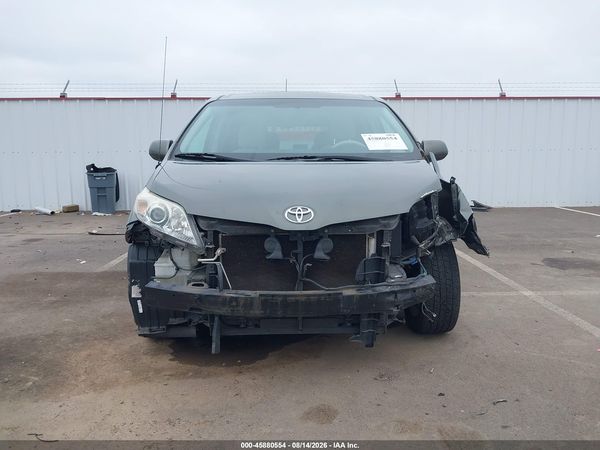 2013 TOYOTA SIENNA LE V6 8 PASSENGER — I115
