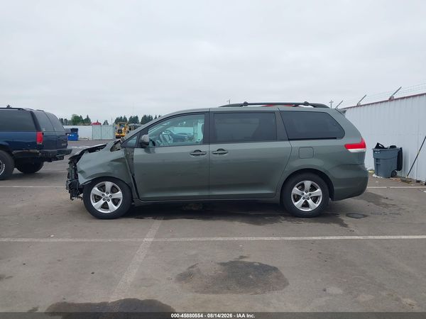 2013 TOYOTA SIENNA LE V6 8 PASSENGER — I117