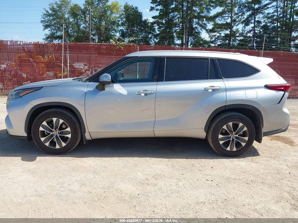 2022 TOYOTA HIGHLANDER XLE