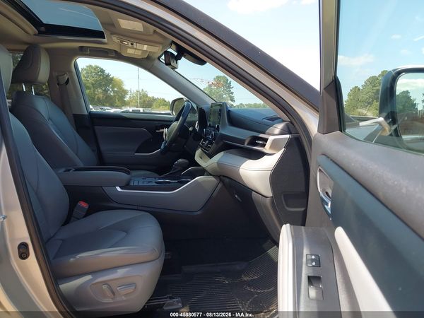 2022 TOYOTA HIGHLANDER XLE