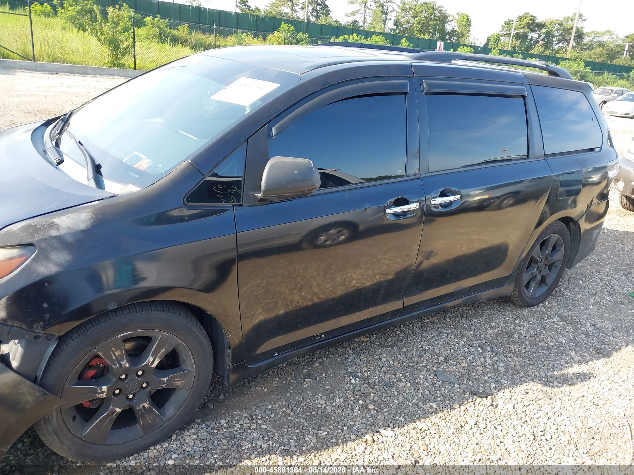 2013 TOYOTA SIENNA SE 8 PASSENGER