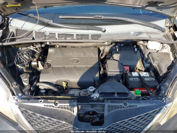 2013 TOYOTA SIENNA SE 8 PASSENGER