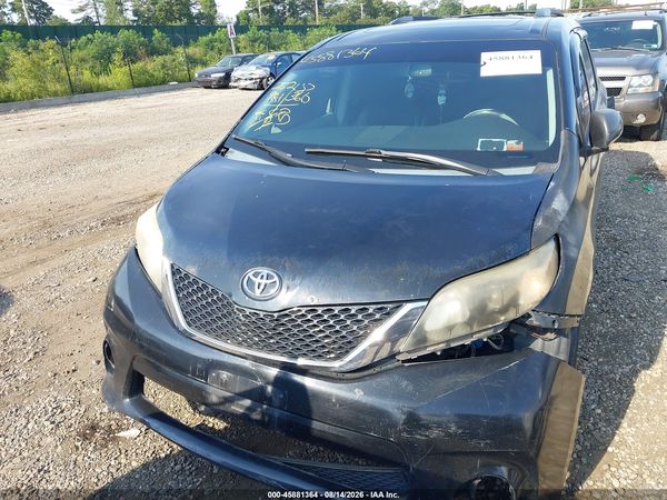 2013 TOYOTA SIENNA SE 8 PASSENGER