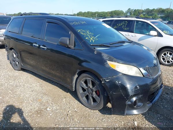 2013 TOYOTA SIENNA SE 8 PASSENGER