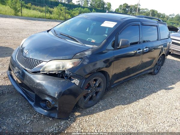 2013 TOYOTA SIENNA SE 8 PASSENGER
