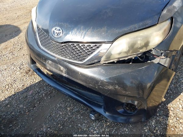 2013 TOYOTA SIENNA SE 8 PASSENGER